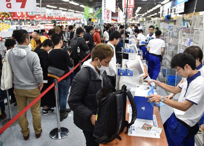 Bất chấp dịch bệnh, game thủ Nhật vẫn chen nhau mua PS5