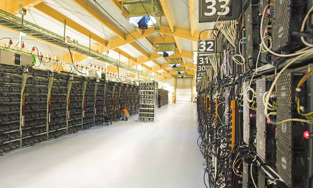 Mining rigs of a super computer are pictured inside the bitcoin factory 'Genesis Farming' near Reykjavik, on March 16, 2018. - At the heart of Iceland's breathtaking lava fields stands one of the world's largest bitcoin factories at a secret location rich in renewable energy which runs the computers creating the virtual currency. (Photo by Halldor KOLBEINS / AFP)