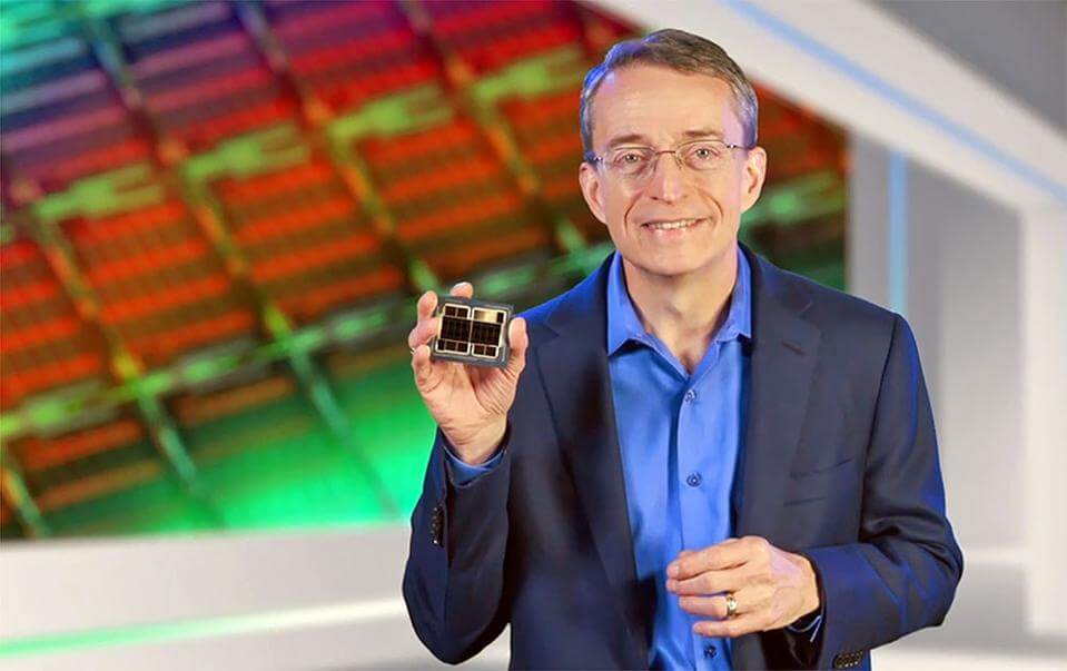 CEO Intel Pat Gelsinger cầm trên tay GPU Ponte Vecchio