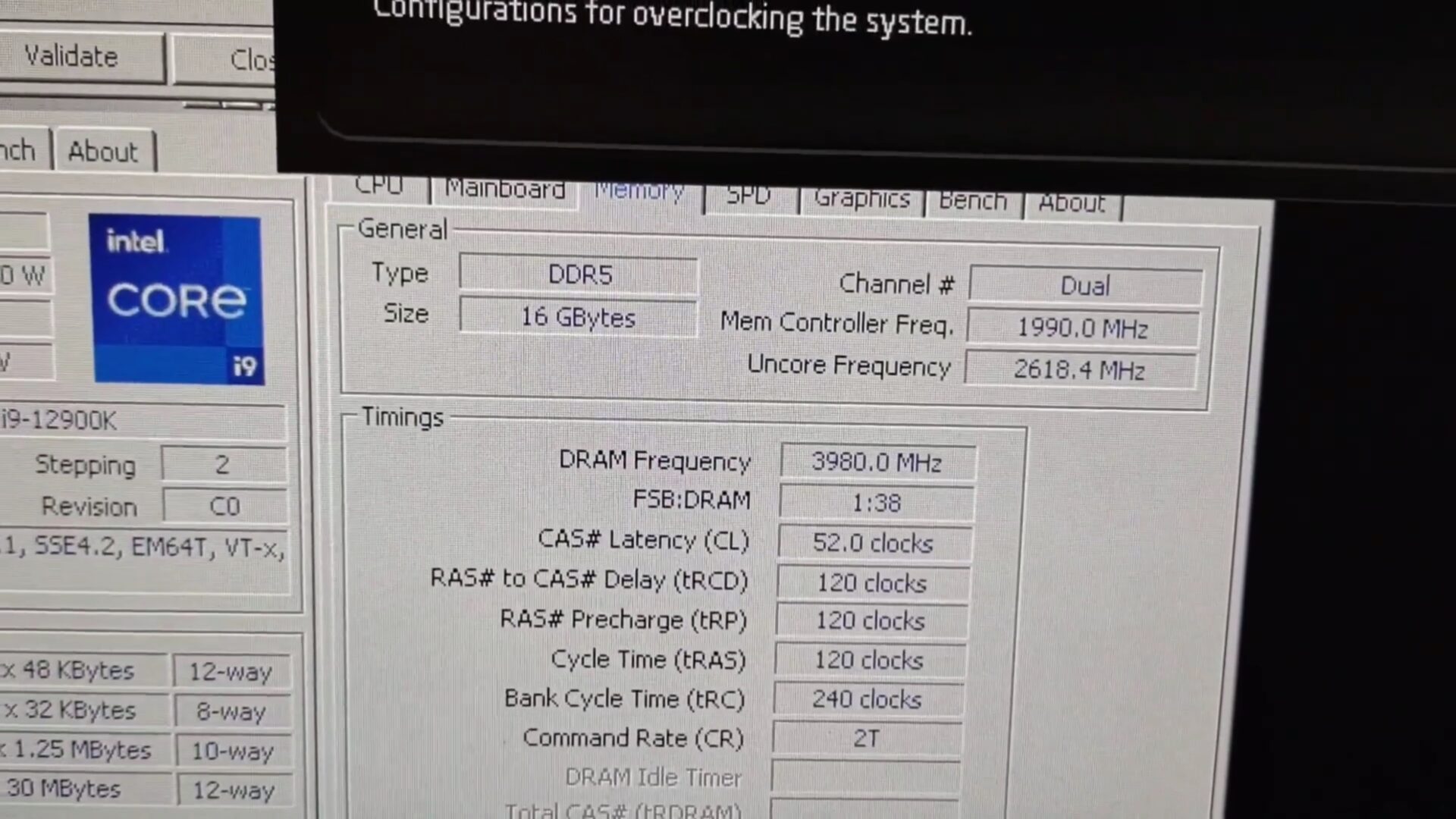 David Miller đã dùng bo mạch chủ ASRock Z690 Aqua OC và tản khí để ép xung RAM DDR5 đạt gần 8000 MHz.