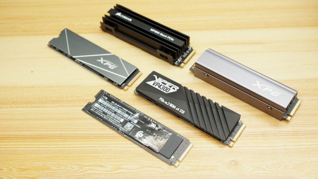 Corsair Force MP600 là một trong những ổ SSD có kích thước chiều cao bộ tản nhiệt lớn nhất so với những mẫu SSD phổ thông trên thị trường, thậm chí nó còn chiều cao hơn mẫu ADATA XPG S70. 