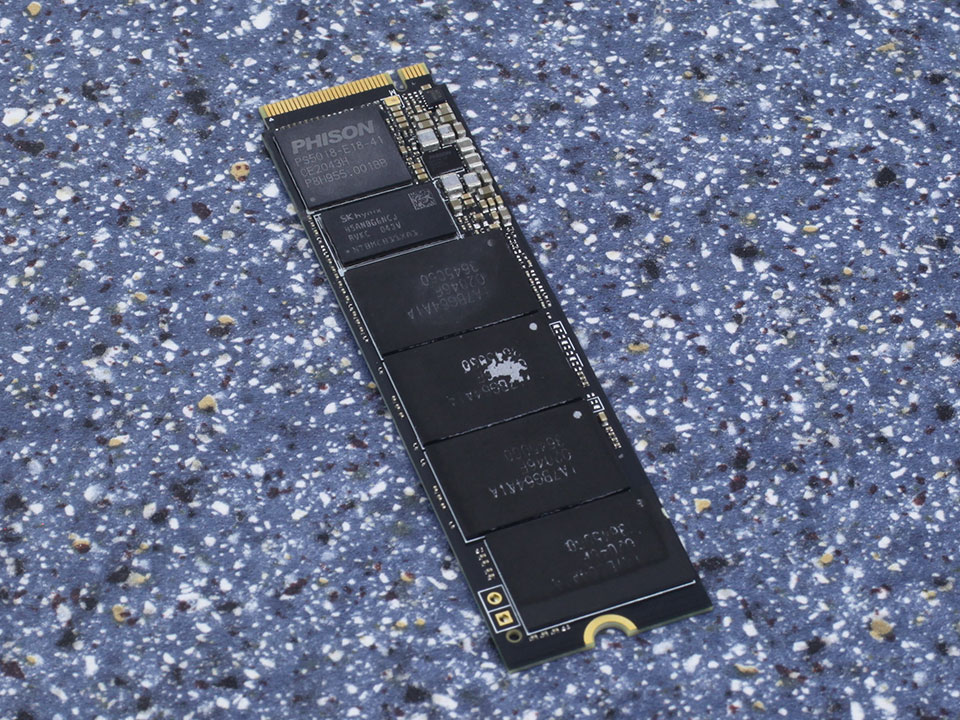 Trên PCB của MP600, có thấy bộ điều khiển với bốn chip flash và một chip DRAM.