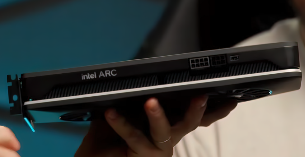 Intel Arc A770 sẽ là chiếc Card FLAGSHIP của thế hệ đầu tiên (Alchemist), ảnh: Youtube Linus Tech Tips